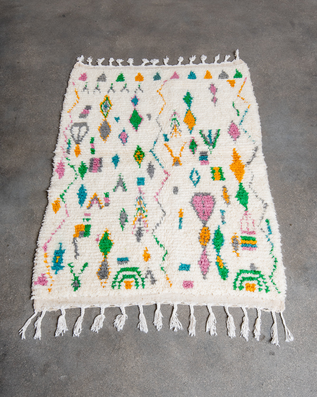 Modern designer handcrafted Berber rug from Morocco. Azilal rug with beautiful colors and patterns. Made of sheep’s wool and colourful cotton.